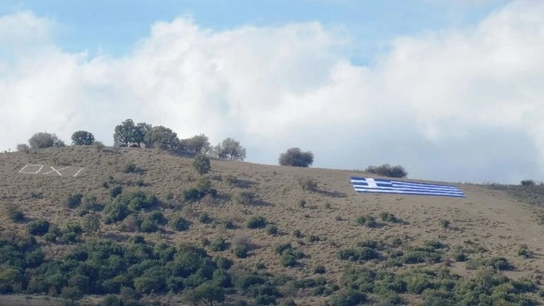 H μεγαλύτερη γαλανόλευκη από τους εθνοφύλακες – Πράξη τιμής για το ιστορικό «ΌΧΙ» – Στα χώματα που έγιναν οι πρώτες μάχες